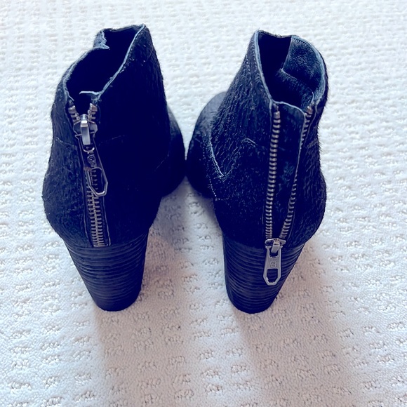 NEW - UGG Boots - Picture 2 of 3